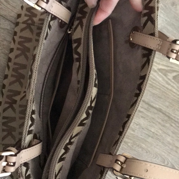 Michael Kors Handbag - Picture 6 of 8